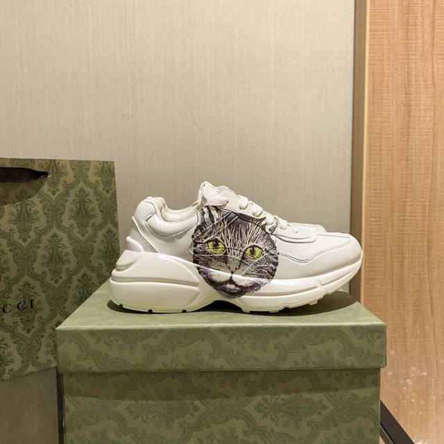 橙子出厂价 跑量主推款 Gucci 古驰 经典休闲男女运动鞋 增高厚底老爹鞋 情侣款 此款老爹鞋在今年仍然还是很受欢迎。对于爱美的人来说，鞋柜里不仅应该有一双白